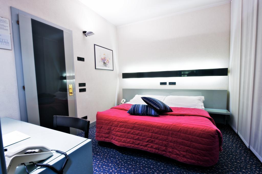 Hotel Michelangelo Biella Zimmer foto