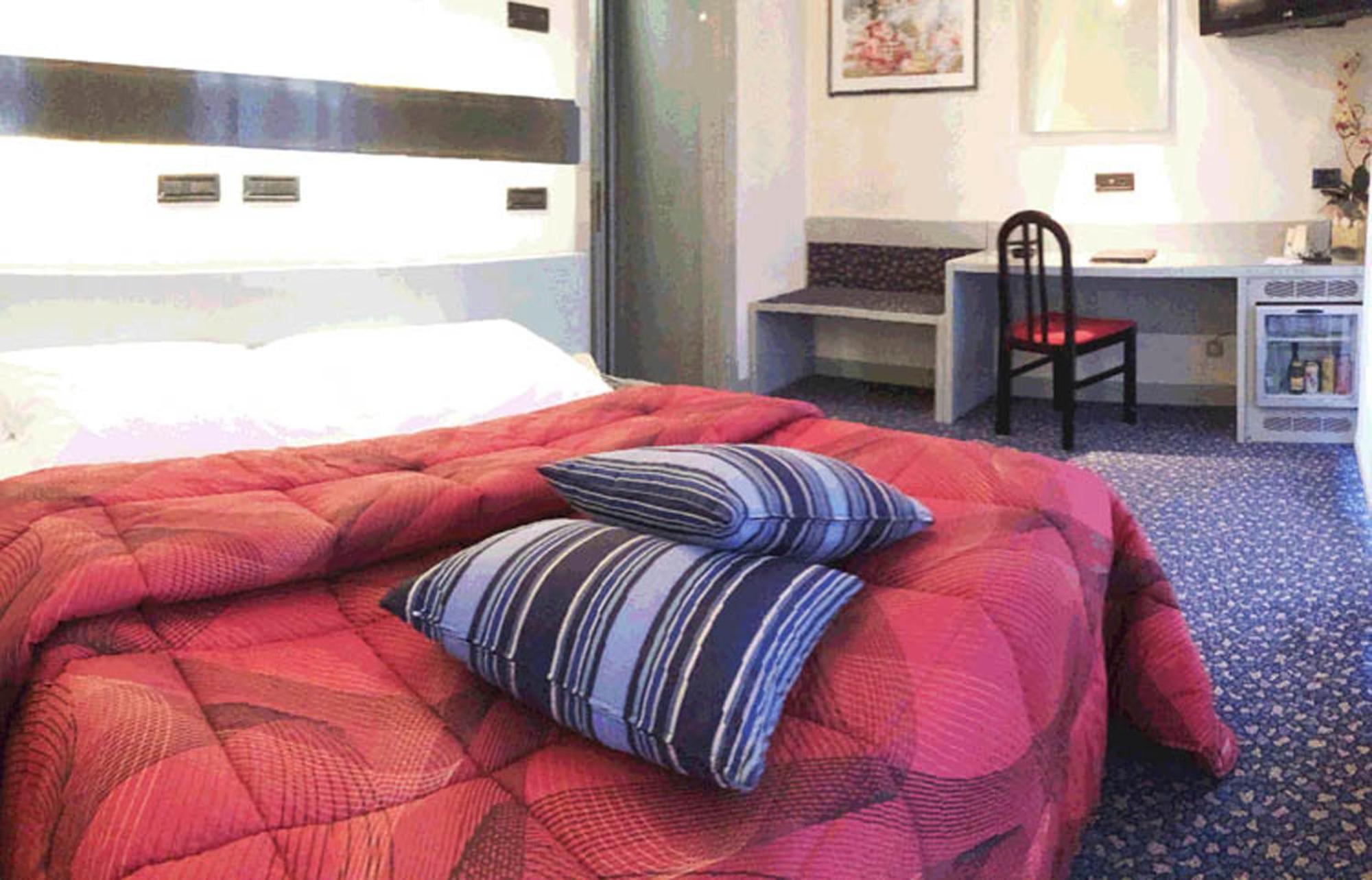 Hotel Michelangelo Biella Zimmer foto